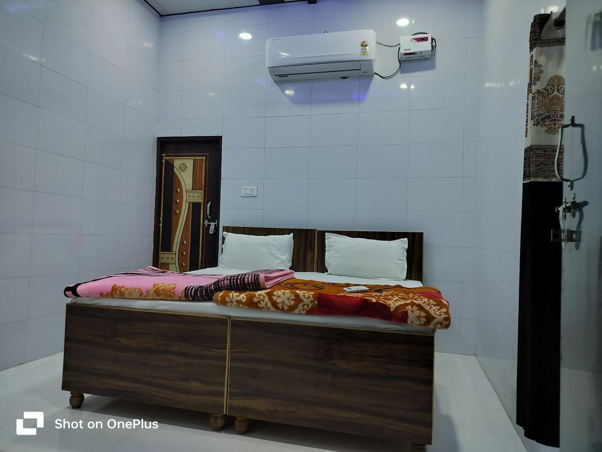M&S Seva Sadan Hotel Govardhan Ngoại thất bức ảnh